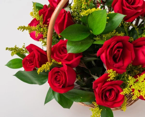Cesta com Rosas Vermelhas e Chocolate - Imagem 2