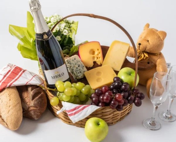 Cesta de Frutas, Queijos, Pães, Espumante, Flores e Pelúcia - Imagem 3