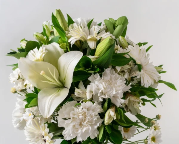 Arranjo de Lírios e Flores do Campo Brancas em Vaso - Imagem 3