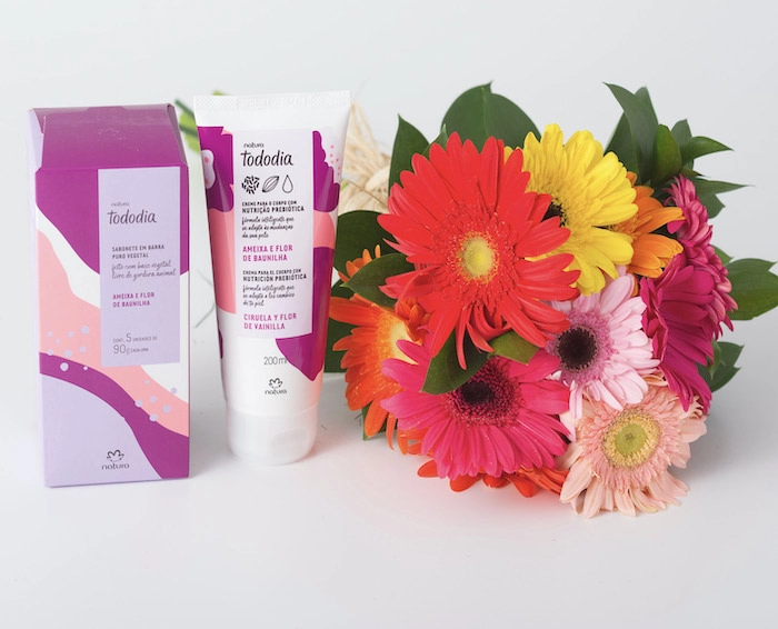 Buquê de Gérberas e Kit Natura Tododia Ameixa e Flor de Baunilha